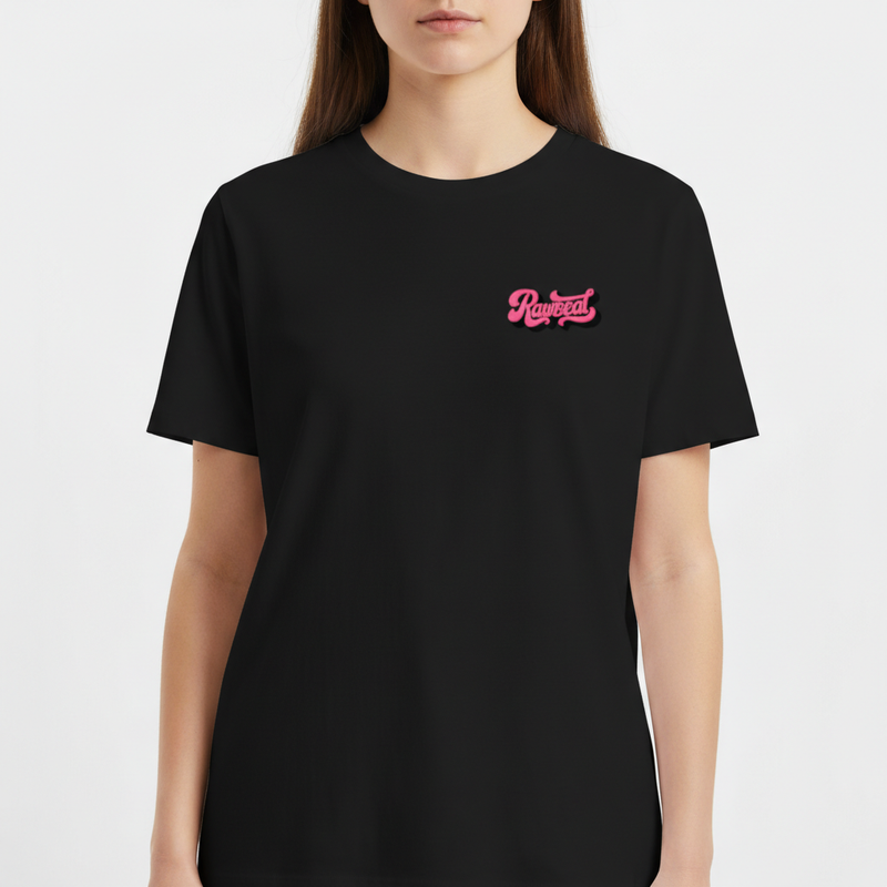 Camiseta com estampa frontal de texto estilizado em fonte cursiva e sombra, escrita "Rawbeat", adicionando um toque moderno e urbano ao design.
