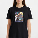 Camiseta com estampa frontal de dois personagens estilo anime, um rapaz e uma moça, acompanhados de instrumentos musicais e elementos urbanos ao fundo.