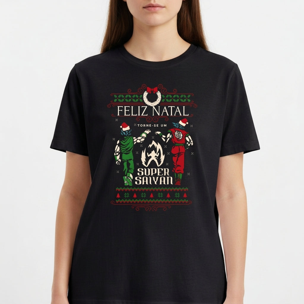Camiseta com estampa frontal de figuras vestindo gorros de Natal em pose de poder, acompanhadas das palavras "Feliz Natal" e "Torne-se um Super Saiyan".