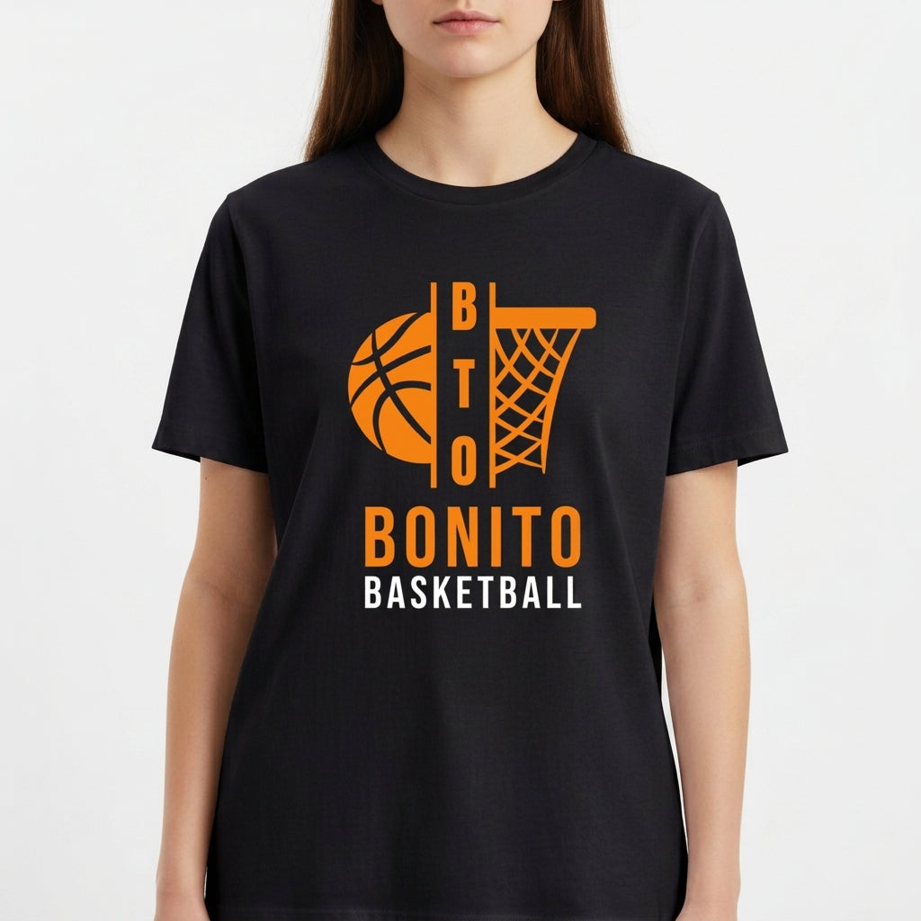 Camiseta com estampa frontal de uma bola de basquete e aro estilizados, acompanhados pelo texto "BONITO BASKETBALL" em letras chamativas.