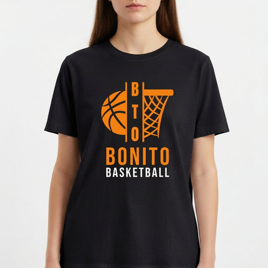 Camiseta com estampa frontal de uma bola de basquete e aro estilizados, acompanhados pelo texto "BONITO BASKETBALL" em letras chamativas.