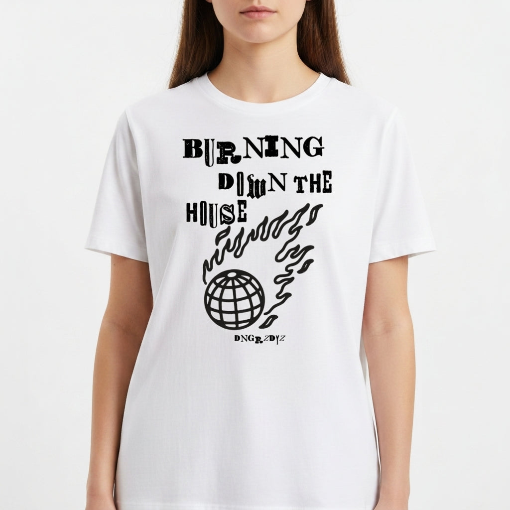 Camiseta com estampa frontal de frase mix de fontes "Burning Down the House", chamas estilizadas e um globo central, seguido por "DNGR.DYZ".