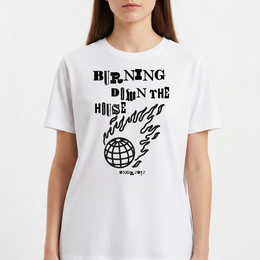 Camiseta com estampa frontal de frase mix de fontes "Burning Down the House", chamas estilizadas e um globo central, seguido por "DNGR.DYZ".