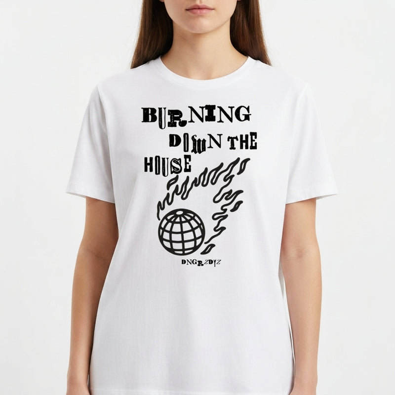 Camiseta com estampa frontal de frase mix de fontes "Burning Down the House", chamas estilizadas e um globo central, seguido por "DNGR.DYZ".