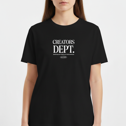 Camiseta com estampa frontal de texto "CREATORS DEPT." em fonte estilizada, acompanhado por uma frase descritiva e logotipo ovalado na parte inferior.