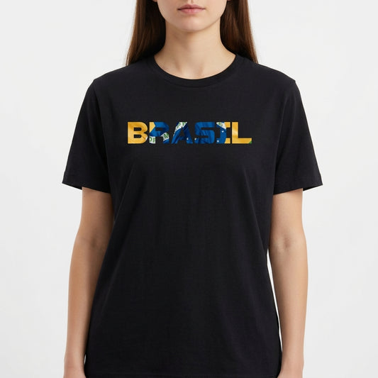 Camiseta com estampa frontal de "BRASIL" em letras preenchidas por elementos gráficos variados e estampa traseira discreta com a frase "AGTBB FBRKM 100".
