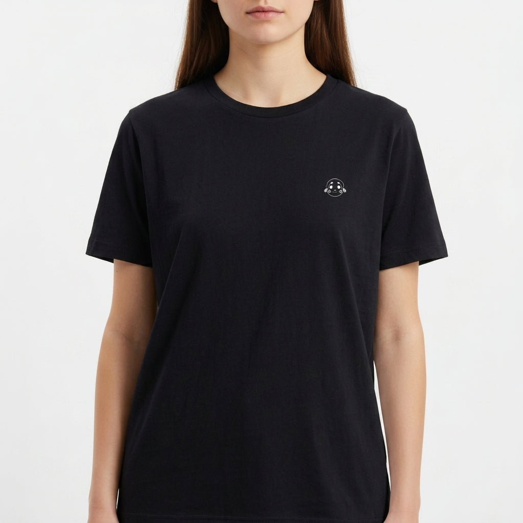 Camiseta com estampa frontal de pequeno disco voador minimalista e estampa traseira de personagem desenhado, com dizeres "Eu sou meu maior inimigo" em destaque.