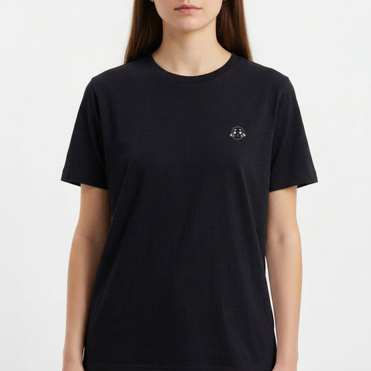Camiseta com estampa frontal de pequeno disco voador minimalista e estampa traseira de personagem desenhado, com dizeres "Eu sou meu maior inimigo" em destaque.
