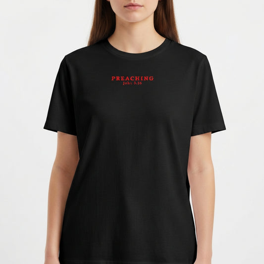 Camiseta com estampa frontal de texto "PREACHING John 3:16" em vermelho e estampa traseira com mix de textos, incluindo "JOÃO 3" e elementos sublinhados.