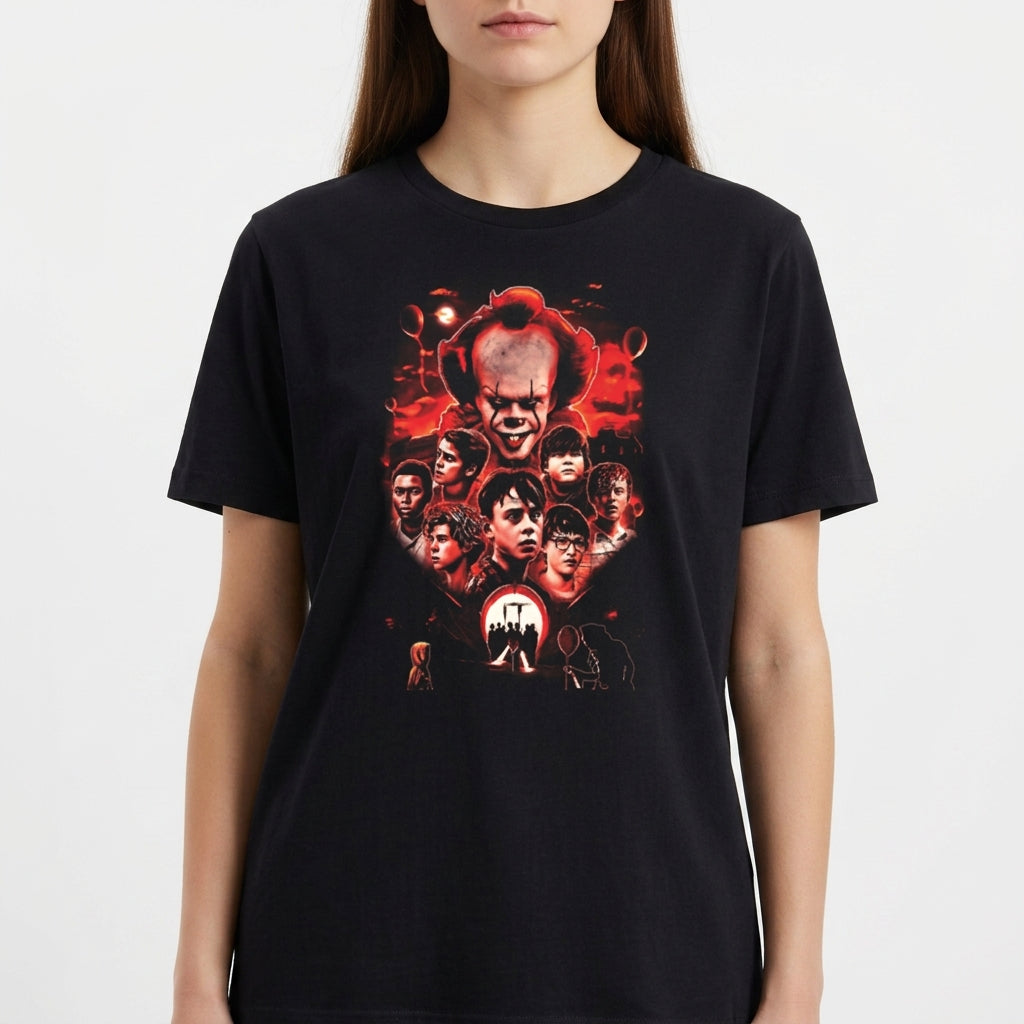 Camiseta com estampa frontal de rosto sinistro acima de diversos personagens em clima dramático, com detalhes de sombras e elementos abstratos.