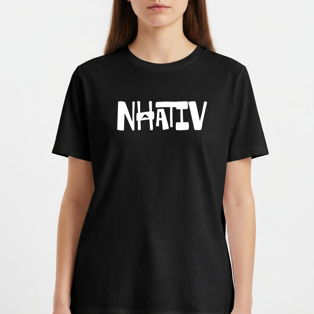 Camiseta com estampa frontal de texto estilizado em letras grandes e irregulares, onde um "A" é substituído por uma pequena forma de cacto.