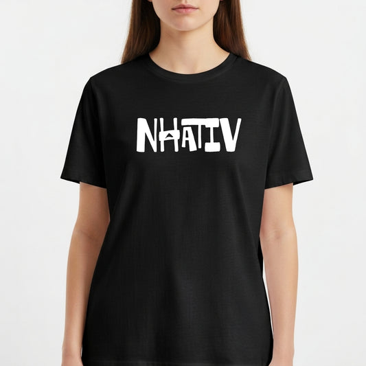 Camiseta com estampa frontal de texto estilizado em letras grandes e irregulares, onde um "A" é substituído por uma pequena forma de cacto.