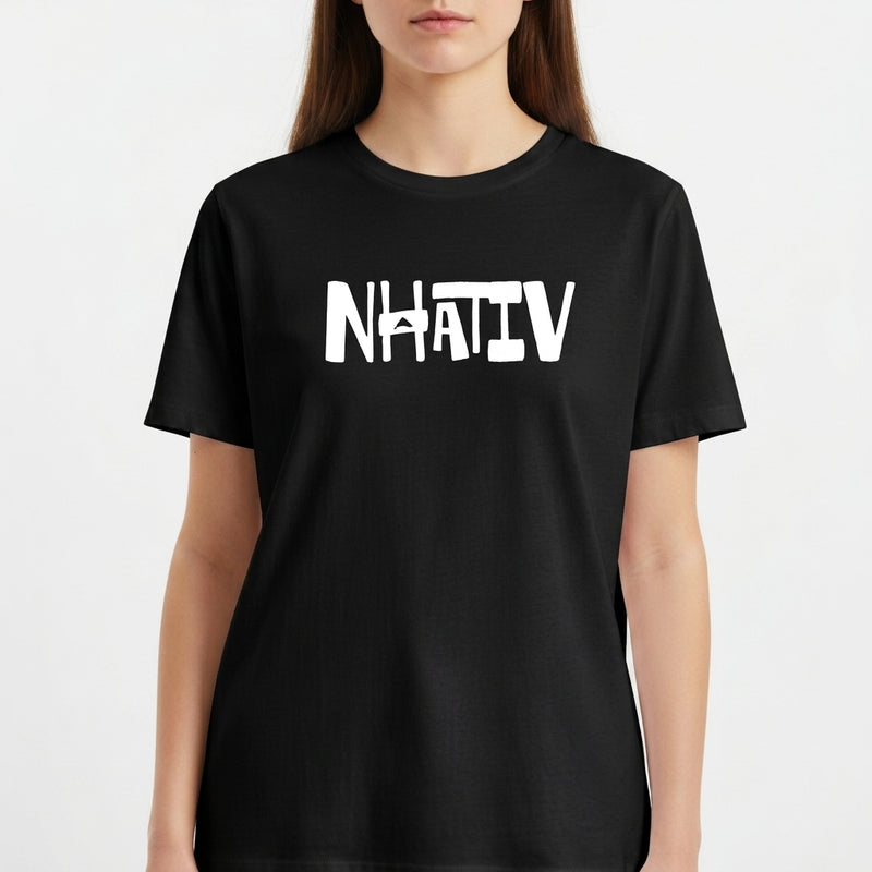 Camiseta com estampa frontal de texto estilizado em letras grandes e irregulares, onde um "A" é substituído por uma pequena forma de cacto.
