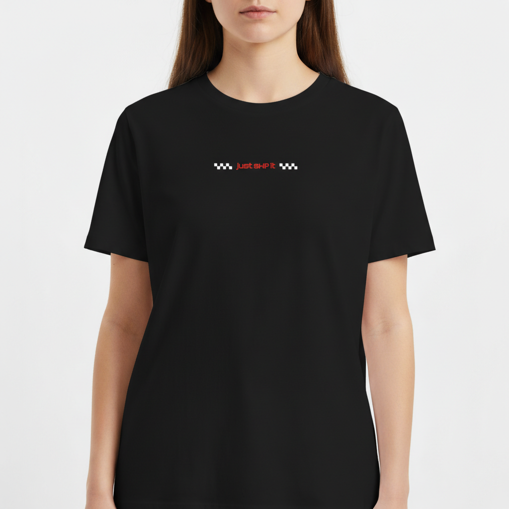 Camiseta com estampa frontal de elementos gráficos e texto "just ship it" e estampa traseira com frase inspiradora em vários estilos tipográficos.