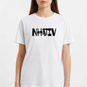 Camiseta com estampa frontal de letras grandes e estilizadas formando a palavra "NHATIV", dispostas em uma tipografia moderna e marcante.