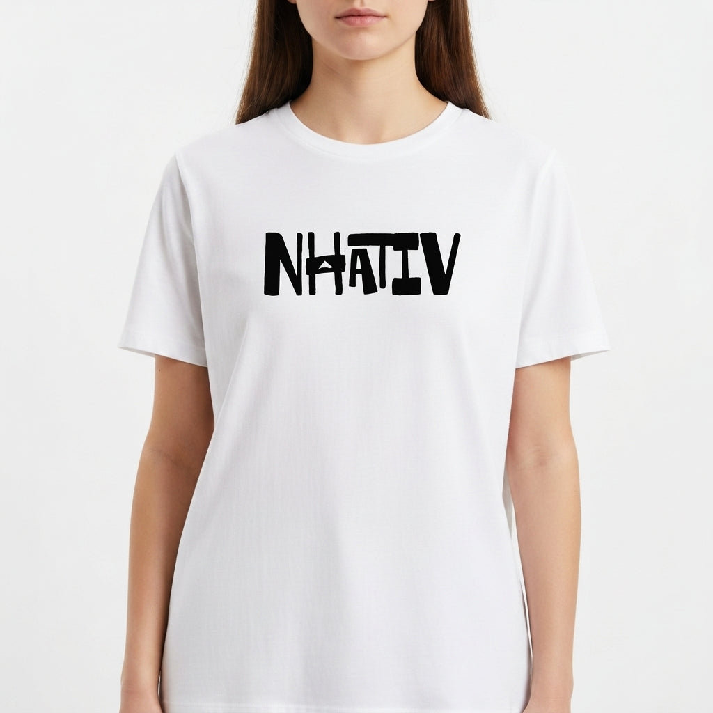 Camiseta com estampa frontal de letras grandes e estilizadas formando a palavra "NHATIV", dispostas em uma tipografia moderna e marcante.