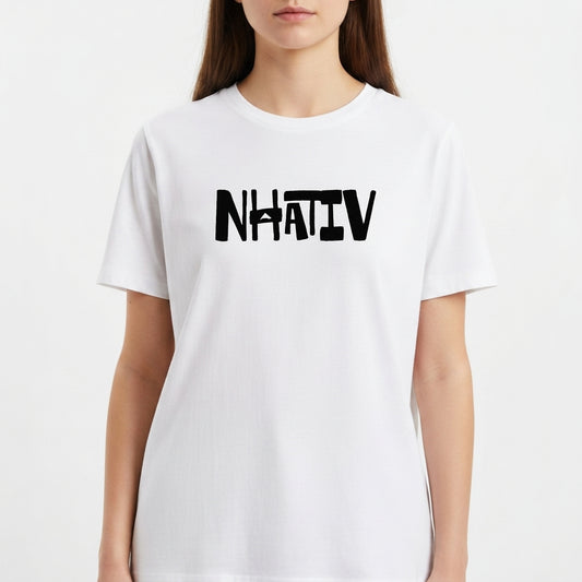 Camiseta com estampa frontal de letras grandes e estilizadas formando a palavra "NHATIV", dispostas em uma tipografia moderna e marcante.