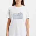 Camiseta com estampa frontal de linhas onduladas formando ondas no mar, com barco à vela e seres mitológicos, transmitindo uma cena de aventura marítima.
