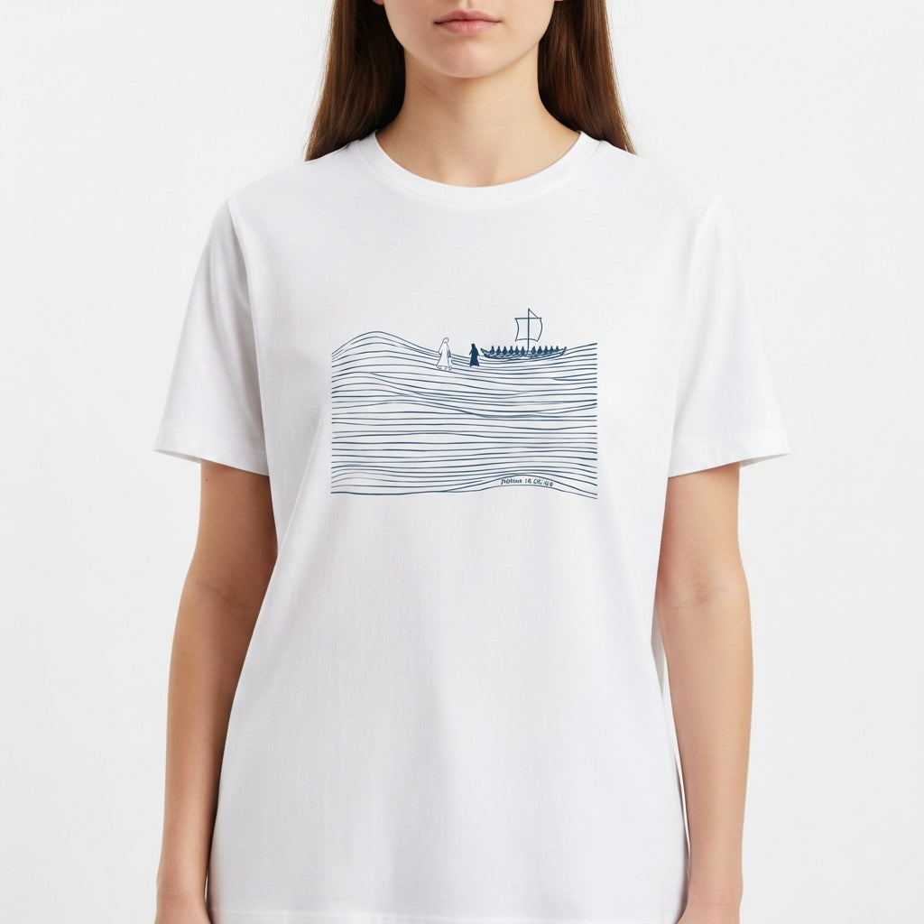 Camiseta com estampa frontal de linhas onduladas formando ondas no mar, com barco à vela e seres mitológicos, transmitindo uma cena de aventura marítima.