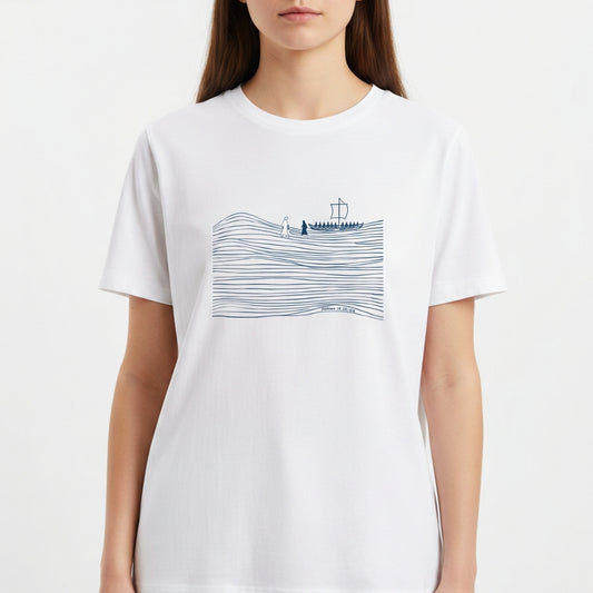 Camiseta com estampa frontal de linhas onduladas formando ondas no mar, com barco à vela e seres mitológicos, transmitindo uma cena de aventura marítima.