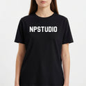 Camiseta com estampa frontal de texto estilizado "NPSTUDIO" em fonte sólida e de destaque centralizada, sem elementos adicionais visíveis.