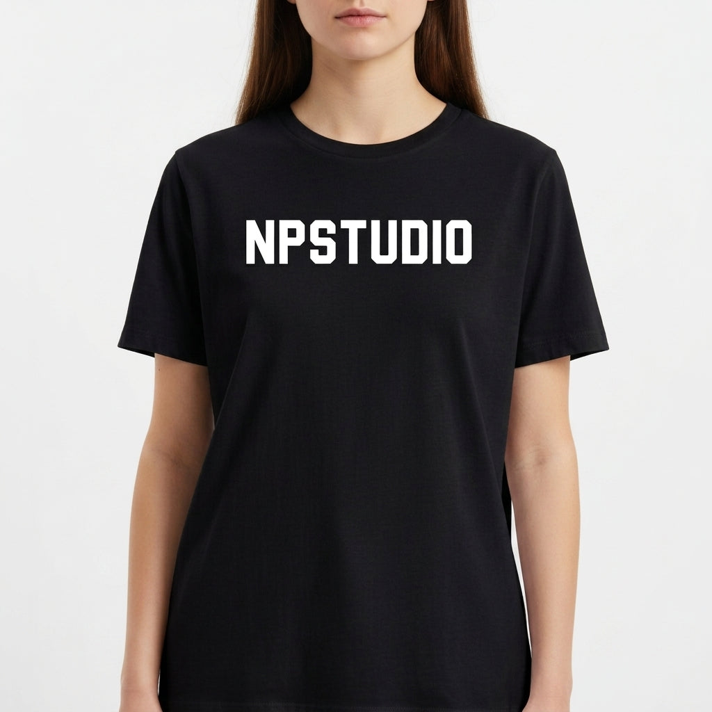 Camiseta com estampa frontal de texto estilizado "NPSTUDIO" em fonte sólida e de destaque centralizada, sem elementos adicionais visíveis.