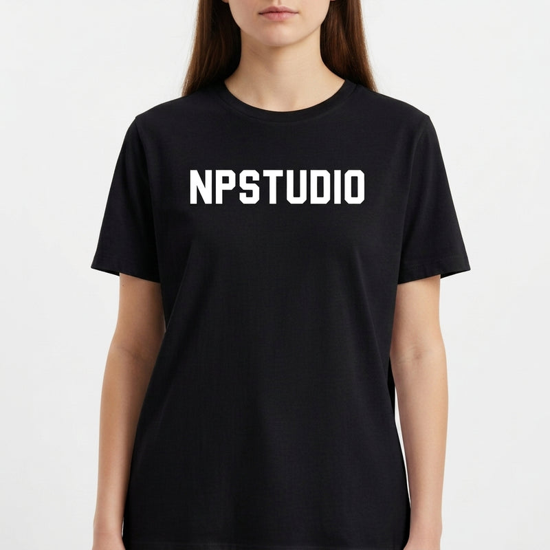 Camiseta com estampa frontal de texto estilizado "NPSTUDIO" em fonte sólida e de destaque centralizada, sem elementos adicionais visíveis.