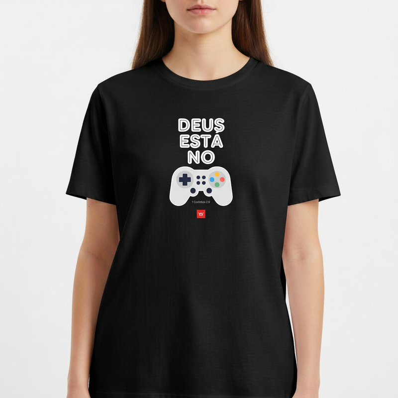 Camiseta com estampa frontal de gamepad com botões coloridos abaixo da frase "DEUS ESTÁ NO", acompanhada de referência textual "1 Coríntios 2:9".