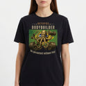 Camiseta com estampa frontal de polvo musculoso levantando pesos, rodeado por estrelas e letras, complementado por uma mensagem motivacional em inglês.