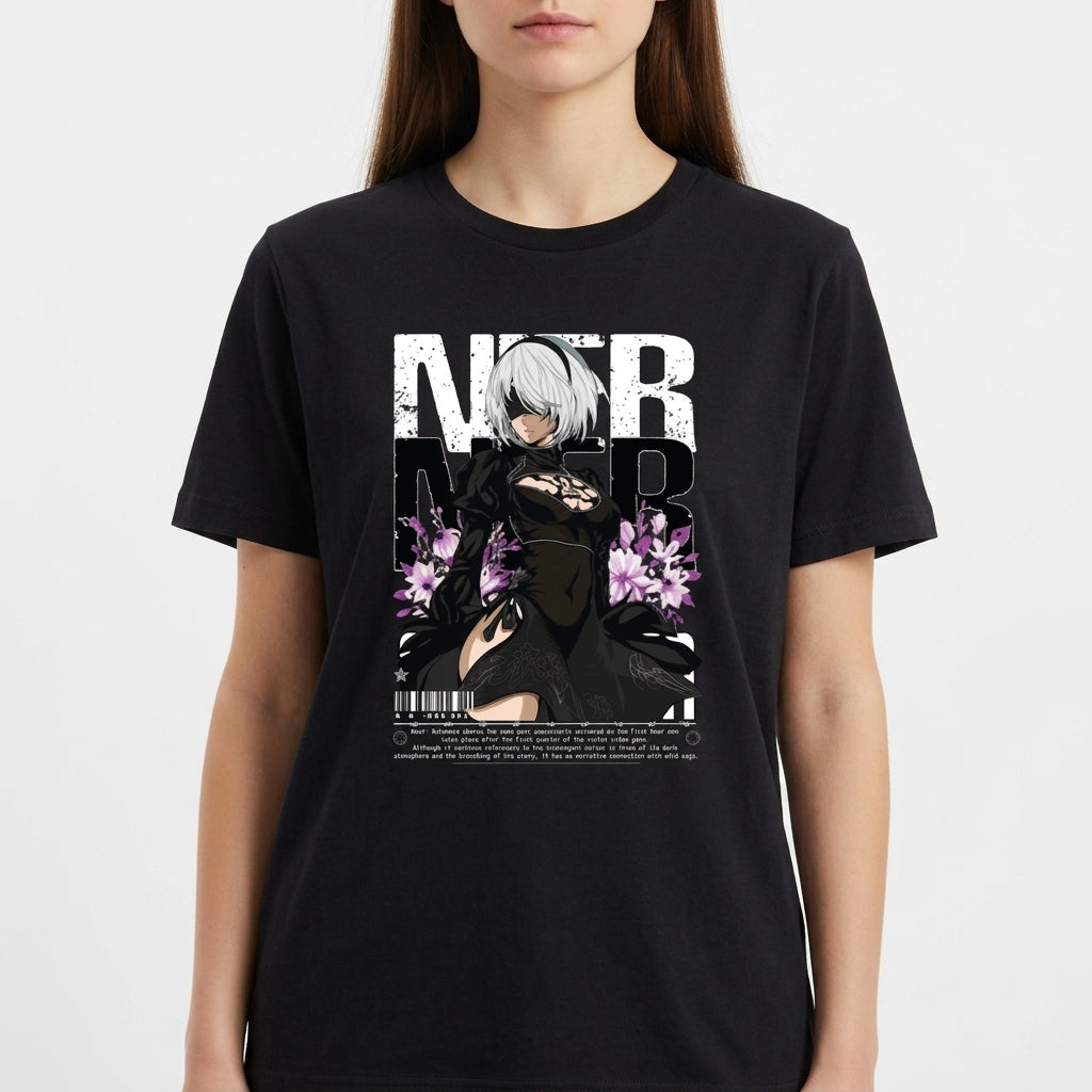 Camiseta com estampa frontal de personagem com cabelo prateado, vestindo traje estilizado, entre flores roxas, acompanhada de letras grandes e código de barras.