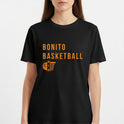 Camiseta com estampa frontal de texto "Bonito Basketball" acima de um desenho estilizado de uma bola de basquete com cesta ao lado.