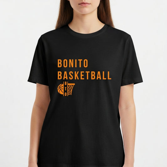 Camiseta com estampa frontal de texto "Bonito Basketball" acima de um desenho estilizado de uma bola de basquete com cesta ao lado.