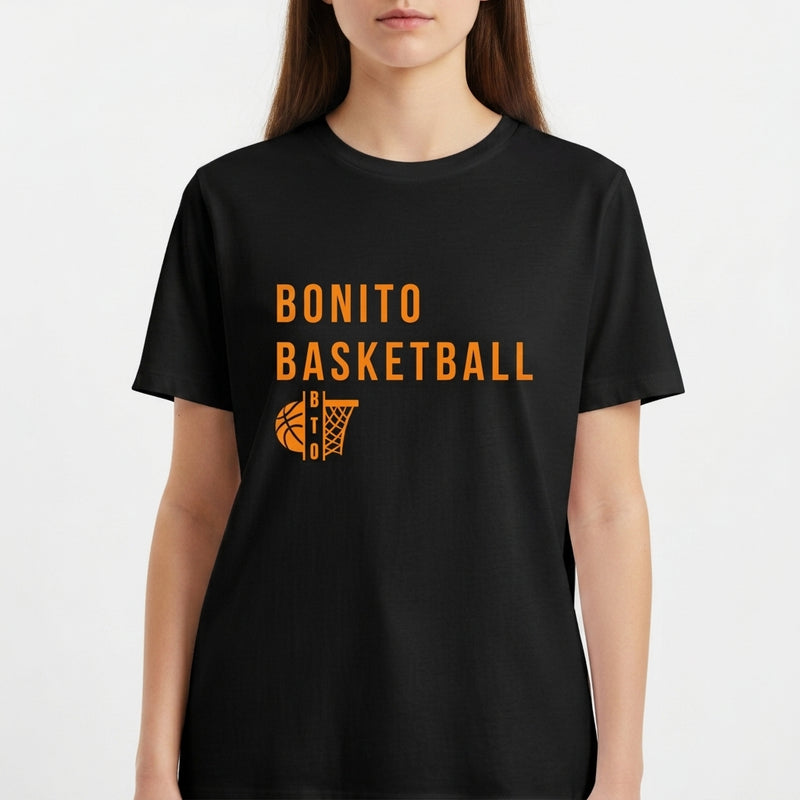 Camiseta com estampa frontal de texto "Bonito Basketball" acima de um desenho estilizado de uma bola de basquete com cesta ao lado.
