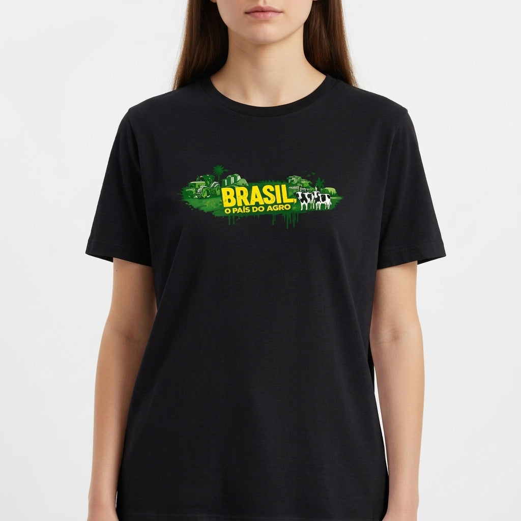 Camiseta com estampa frontal de elementos do agronegócio, incluindo tratores e paisagens agrícolas, junto à inscrição "BRASIL O PAÍS DO AGRO".