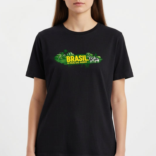 Camiseta com estampa frontal de elementos do agronegócio, incluindo tratores e paisagens agrícolas, junto à inscrição "BRASIL O PAÍS DO AGRO".