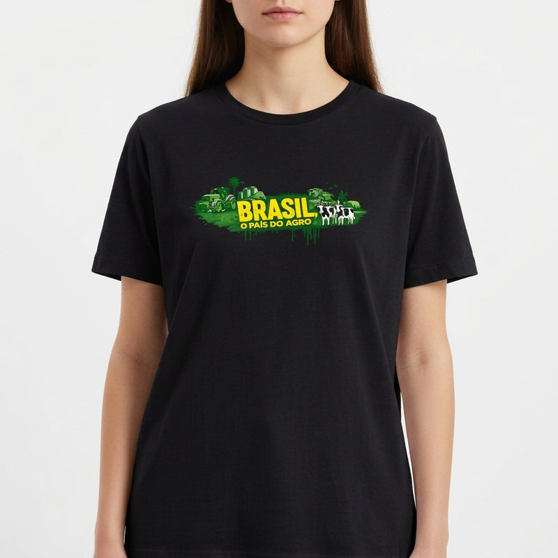 Camiseta com estampa frontal de elementos do agronegócio, incluindo tratores e paisagens agrícolas, junto à inscrição "BRASIL O PAÍS DO AGRO".