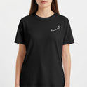Camiseta com estampa frontal de assinatura estilizada e estampa traseira de frase motivacional em letras maiúsculas, dispostas em quatro linhas.