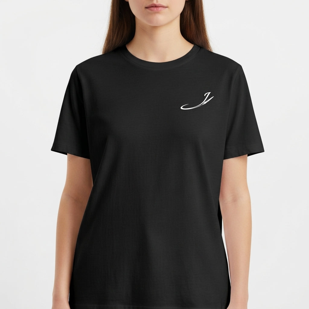 Camiseta com estampa frontal de assinatura estilizada e estampa traseira de frase motivacional em letras maiúsculas, dispostas em quatro linhas.