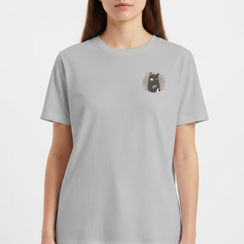 Camiseta com estampa frontal de gato preto segurando um copo, envolto em formas abstratas, e estampa traseira com texto em arco "TUDO SOB CONTROLE".