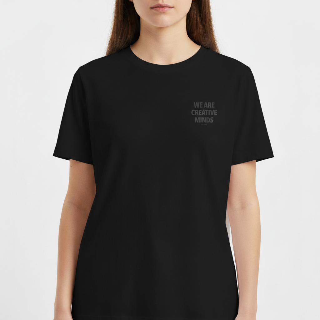 Camiseta com estampa frontal de "WE ARE CREATIVE MINDS" em letras pequenas no canto e estampa traseira da mesma frase em letras grandes com "just ship it" abaixo.