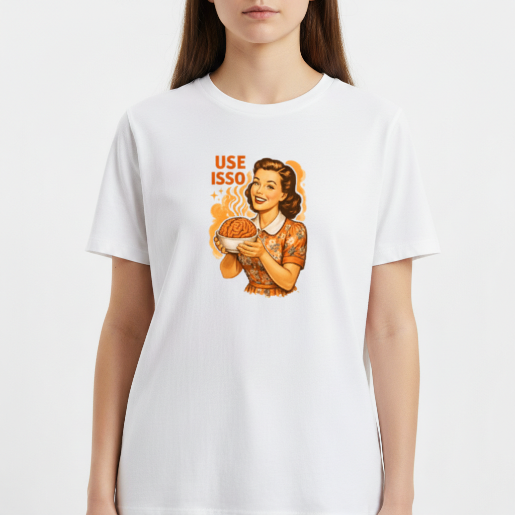 Camiseta com estampa frontal de ilustração retrô de mulher sorridente segurando uma espiral hipnótica, acompanhada da frase "USE ISSO".
