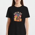 Camiseta com estampa frontal de um cavaleiro galopando em um cavalo, cercado por chamas e poeira, com a frase "Ride or Die" em destaque no topo.