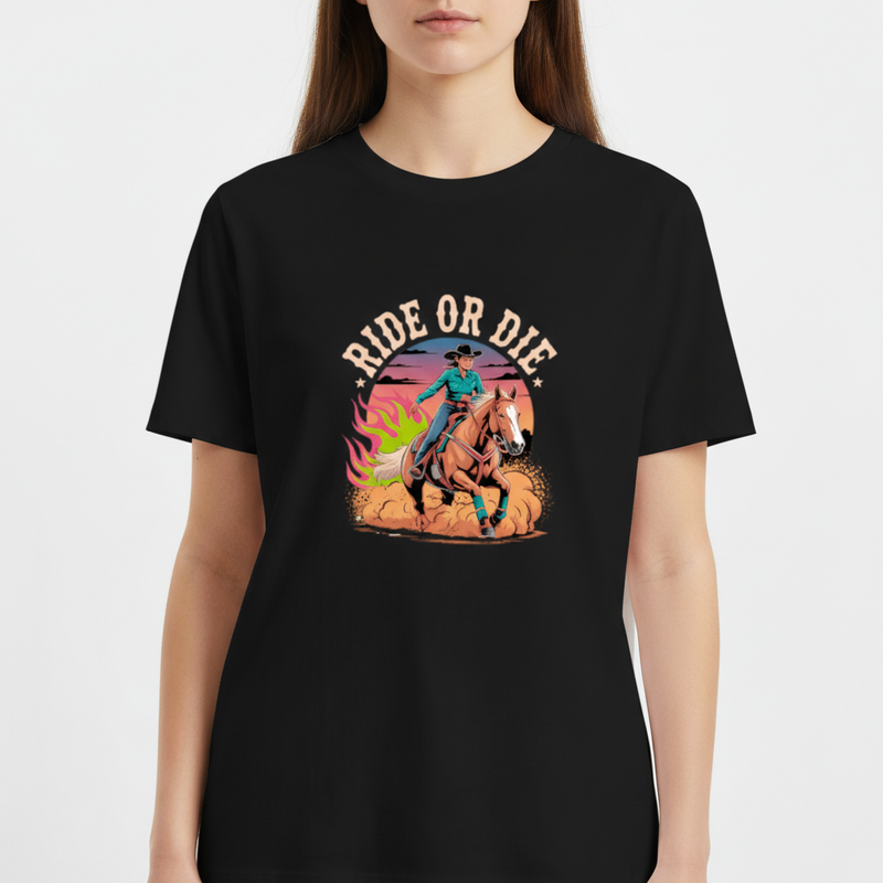Camiseta com estampa frontal de um cavaleiro galopando em um cavalo, cercado por chamas e poeira, com a frase "Ride or Die" em destaque no topo.