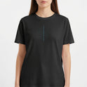 Camiseta com estampa frontal de texto vertical estilizado, que apresenta caracteres finos e alinhados, criando um efeito moderno e minimalista.