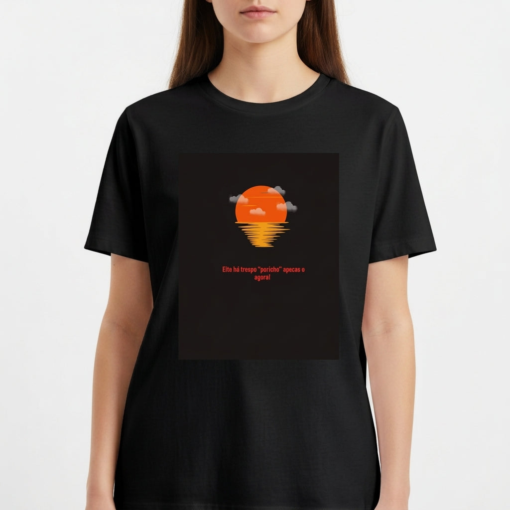 Camiseta com estampa frontal de um sol laranja se pondo no horizonte com nuvens, refletido na água, acompanhada pela frase "Ele tá tipo 'perdeu' e pensa o quê?".