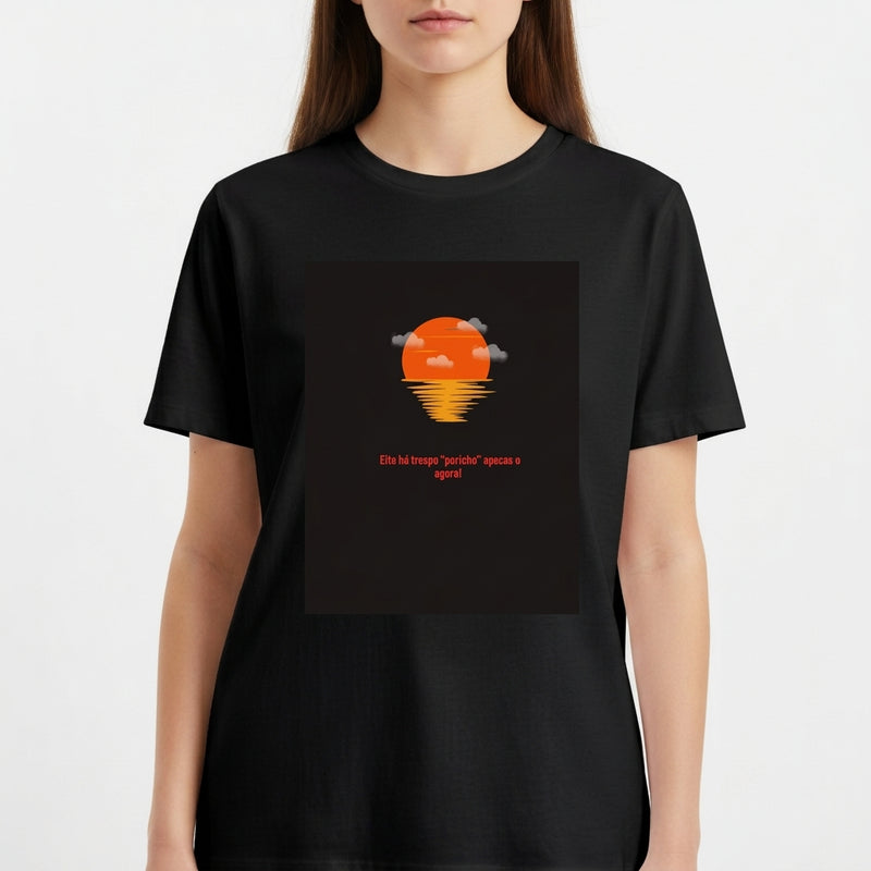 Camiseta com estampa frontal de um sol laranja se pondo no horizonte com nuvens, refletido na água, acompanhada pela frase "Ele tá tipo 'perdeu' e pensa o quê?".