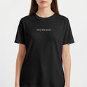 Camiseta com estampa frontal de frase "love like jesus" centralizada, escrita em fonte discreta e minimalista, promovendo uma mensagem inspiradora.