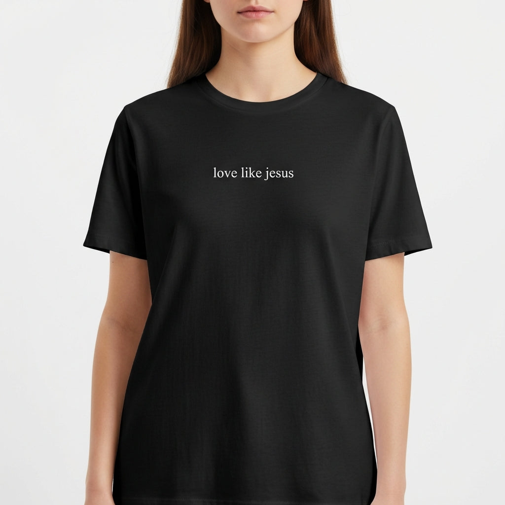 Camiseta com estampa frontal de frase "love like jesus" centralizada, escrita em fonte discreta e minimalista, promovendo uma mensagem inspiradora.