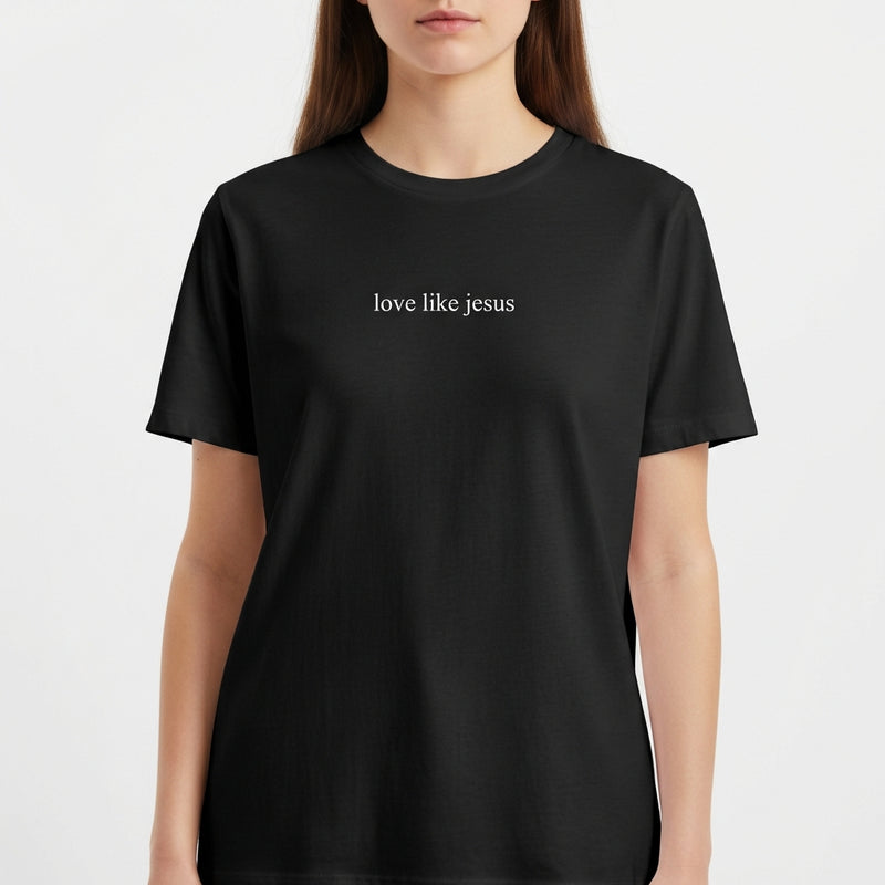 Camiseta com estampa frontal de frase "love like jesus" centralizada, escrita em fonte discreta e minimalista, promovendo uma mensagem inspiradora.
