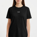 Camiseta com estampa frontal de um pequeno logotipo estilizado com as letras "WO" centralizado abaixo da linha do peito.